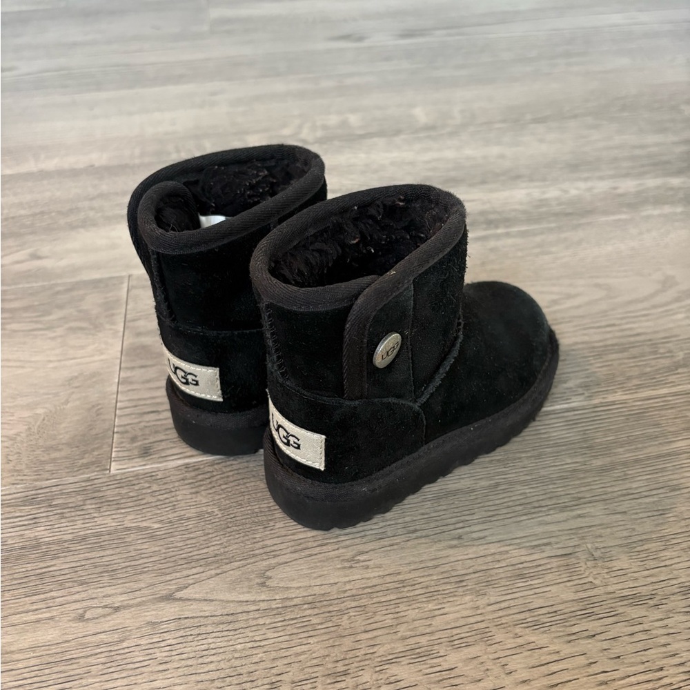 Baby Girl Ugg (size 6)